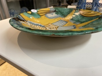 Een polychrome Montelupo majolica schotel met een soldaat, Itali&euml;, 17e eeuw