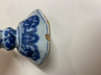 Un rare porte-perruque d'enfant en fa&iuml;ence de Delft en bleu et blanc &agrave; d&eacute;cor chinois, fin du 17&egrave;me