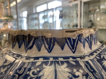 Un grand vase de forme balustre en fa&iuml;ence en bleu et blanc, Delft ou Francfort, fin du 17&egrave;me