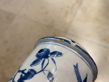 Un saupoudroir tripod en fa&iuml;ence de Delft en bleu et blanc &agrave; d&eacute;cor d'oiseaux aupr&egrave;s de branches fleuries, 1&egrave;re moiti&eacute; du 18&egrave;me
