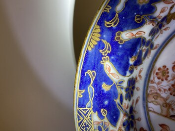 Een paar Imari-stijl borden in onge&iuml;dentificeerd Europees porselein, 18e eeuw