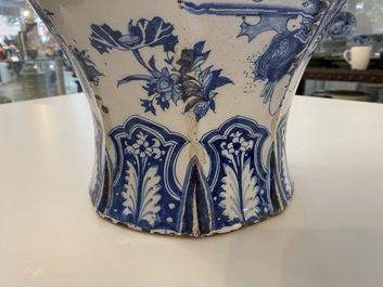 Een uitzonderlijke grote blauw-witte balustervaas met naturalistisch decor, Delft of Frankfurt, eind 17e eeuw