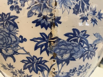 Een uitzonderlijke grote blauw-witte balustervaas met naturalistisch decor, Delft of Frankfurt, eind 17e eeuw