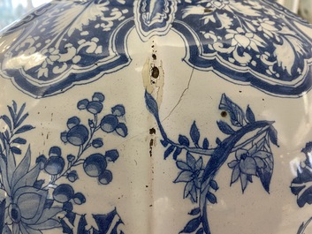 Un grand vase de forme balustre en fa&iuml;ence en bleu et blanc, Delft ou Francfort, fin du 17&egrave;me