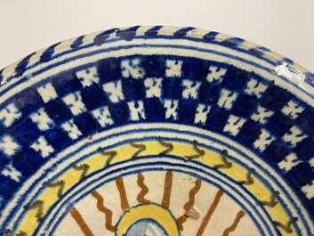 Een Antwerpse majolica schotel met Madonna met Kind, 16e eeuw