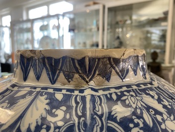 Un grand vase de forme balustre en fa&iuml;ence en bleu et blanc, Delft ou Francfort, fin du 17&egrave;me