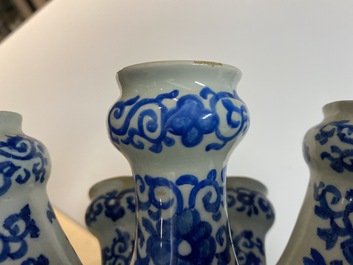 A large Dutch Delft blue and white fan-shaped tulip vase, 17/18th C.