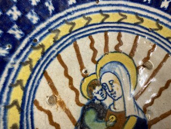 Een Antwerpse majolica schotel met Madonna met Kind, 16e eeuw