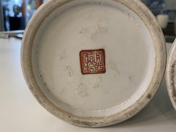 Een paar opengewerkte Chinese famille rose hoedensteunen, Daoguang merk en periode