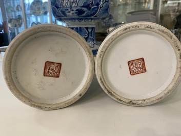 Een paar opengewerkte Chinese famille rose hoedensteunen, Daoguang merk en periode