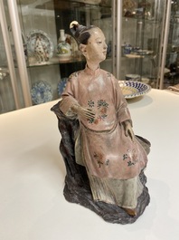 Een paar Chinese beschilderde aardewerken figuren met knikkende hoofden, Qianlong