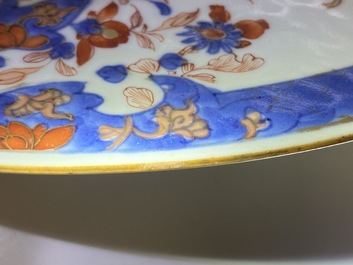 Une paire de grand plats en porcelaine de Chine verte-Imari figurant le gouverneur Duff et son &eacute;pouse, Yongzheng