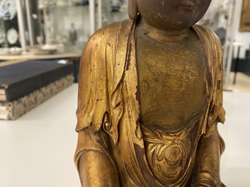 Une figure de Bouddha en bois laqu&eacute; et dor&eacute;, Chine, Ming