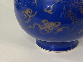 Een paar Chinese poederblauwe dekselkannen met verguld decor van kylins, Kangxi