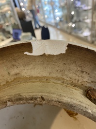 Un grand vase couvert en porcelaine de Chine 'Dayazhai' &agrave; fond vert, 19&egrave;me