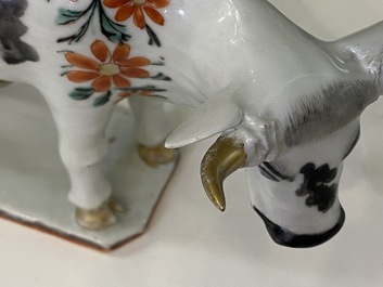 Une paire de vaches en porcelaine de Chine d'exportation d'apr&egrave;s des mod&egrave;les en fa&iuml;ence de Delft, Qianlong