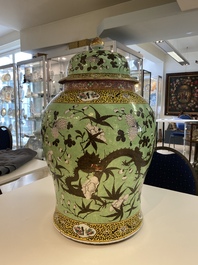 Un grand vase couvert en porcelaine de Chine 'Dayazhai' &agrave; fond vert, 19&egrave;me