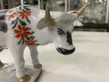 Une paire de vaches en porcelaine de Chine d'exportation d'apr&egrave;s des mod&egrave;les en fa&iuml;ence de Delft, Qianlong