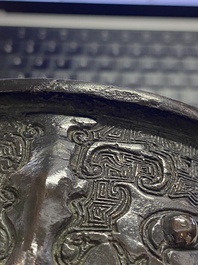 Een Chinese driepotige bronzen 'taotie' wierookbrander, Ming