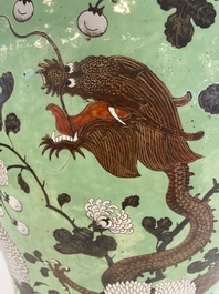 Un grand vase couvert en porcelaine de Chine 'Dayazhai' &agrave; fond vert, 19&egrave;me