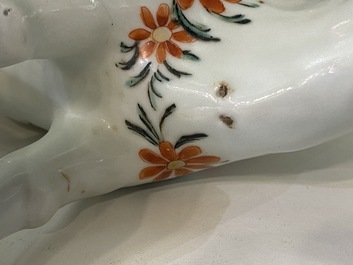 Une paire de vaches en porcelaine de Chine d'exportation d'apr&egrave;s des mod&egrave;les en fa&iuml;ence de Delft, Qianlong