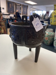 Een Chinese driepotige bronzen 'taotie' wierookbrander, Ming