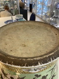 Un grand vase couvert en porcelaine de Chine 'Dayazhai' &agrave; fond vert, 19&egrave;me