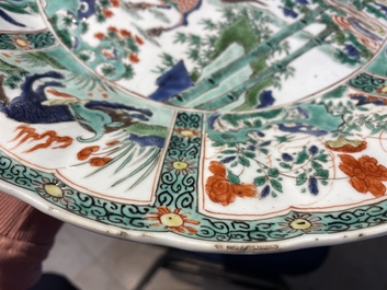 Une paire de plats en porcelaine de Chine famille verte &agrave; d&eacute;cor d'animaux mythiques, Kangxi