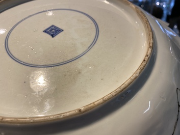 Une paire de plats en porcelaine de Chine famille verte &agrave; d&eacute;cor d'animaux mythiques, Kangxi