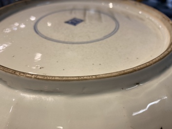 Une paire de plats en porcelaine de Chine famille verte &agrave; d&eacute;cor d'animaux mythiques, Kangxi