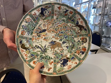 Une paire de plats en porcelaine de Chine famille verte &agrave; d&eacute;cor d'animaux mythiques, Kangxi