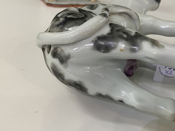 Une paire de vaches en porcelaine de Chine d'exportation d'apr&egrave;s des mod&egrave;les en fa&iuml;ence de Delft, Qianlong