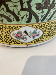 Un grand vase couvert en porcelaine de Chine 'Dayazhai' &agrave; fond vert, 19&egrave;me