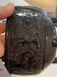 Un br&ucirc;le-parfum tripod en bronze &agrave; d&eacute;cor de masques taotie, Chine, Ming