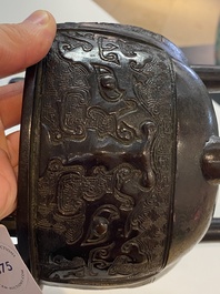 Een Chinese driepotige bronzen 'taotie' wierookbrander, Ming