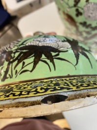 Un grand vase couvert en porcelaine de Chine 'Dayazhai' &agrave; fond vert, 19&egrave;me