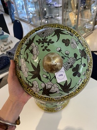 Un grand vase couvert en porcelaine de Chine 'Dayazhai' &agrave; fond vert, 19&egrave;me