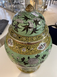 Un grand vase couvert en porcelaine de Chine 'Dayazhai' &agrave; fond vert, 19&egrave;me