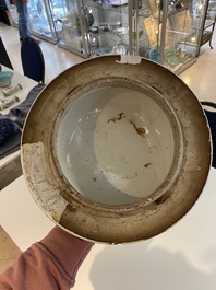 Un grand vase couvert en porcelaine de Chine 'Dayazhai' &agrave; fond vert, 19&egrave;me