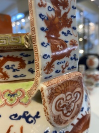 Une garniture d'autel de cinq pi&egrave;ces en porcelaine de Chine &agrave; d&eacute;cor de dragons en rouge de fer, 19&egrave;me