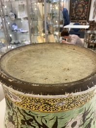 Un grand vase couvert en porcelaine de Chine 'Dayazhai' &agrave; fond vert, 19&egrave;me