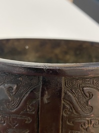 Een Chinese driepotige bronzen 'taotie' wierookbrander, Ming