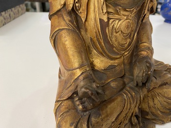 Een Chinese gelakte en vergulde houten figuur van Boeddha, Ming