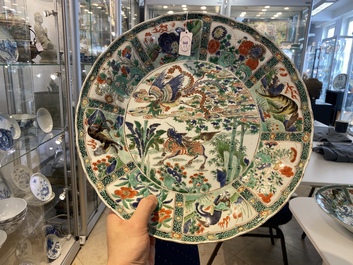 Une paire de plats en porcelaine de Chine famille verte &agrave; d&eacute;cor d'animaux mythiques, Kangxi