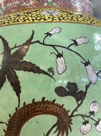 Un grand vase couvert en porcelaine de Chine 'Dayazhai' &agrave; fond vert, 19&egrave;me