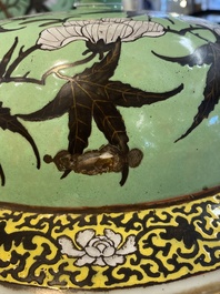 Un grand vase couvert en porcelaine de Chine 'Dayazhai' &agrave; fond vert, 19&egrave;me