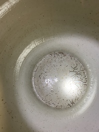 Un grand vase couvert en porcelaine de Chine 'Dayazhai' &agrave; fond vert, 19&egrave;me