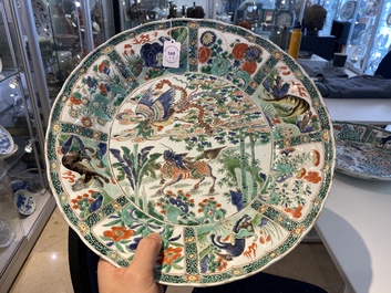 Une paire de plats en porcelaine de Chine famille verte &agrave; d&eacute;cor d'animaux mythiques, Kangxi