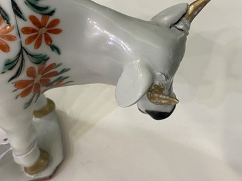 Une paire de vaches en porcelaine de Chine d'exportation d'apr&egrave;s des mod&egrave;les en fa&iuml;ence de Delft, Qianlong