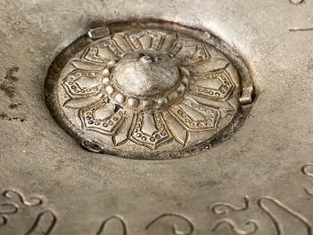 Een Vietnamese zilveren tazza met inscripties voor offerandes, Champa koninkrijk, 13/14e eeuw